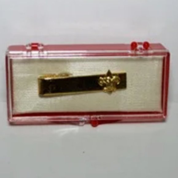 Boy Scout Tie Tac Gold Colored With Scout Symbol In Plastic Case Collectible - Picture 1 of 4